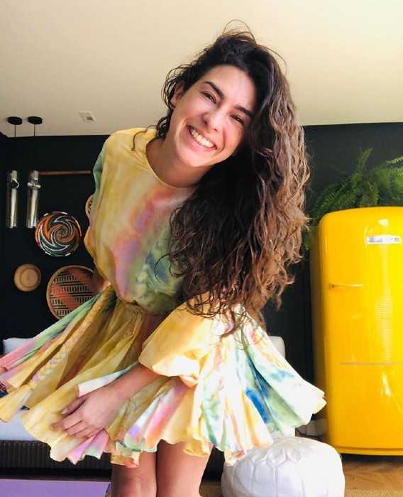 Fernanda Paes Leme de vestido colorido e sorrindo