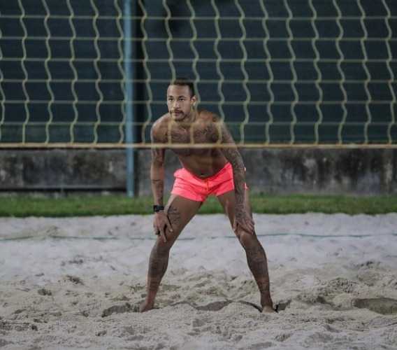 Neymar aparece apenas de shorts rosa enquanto joga futevôlei (Reprodução/Instagram)