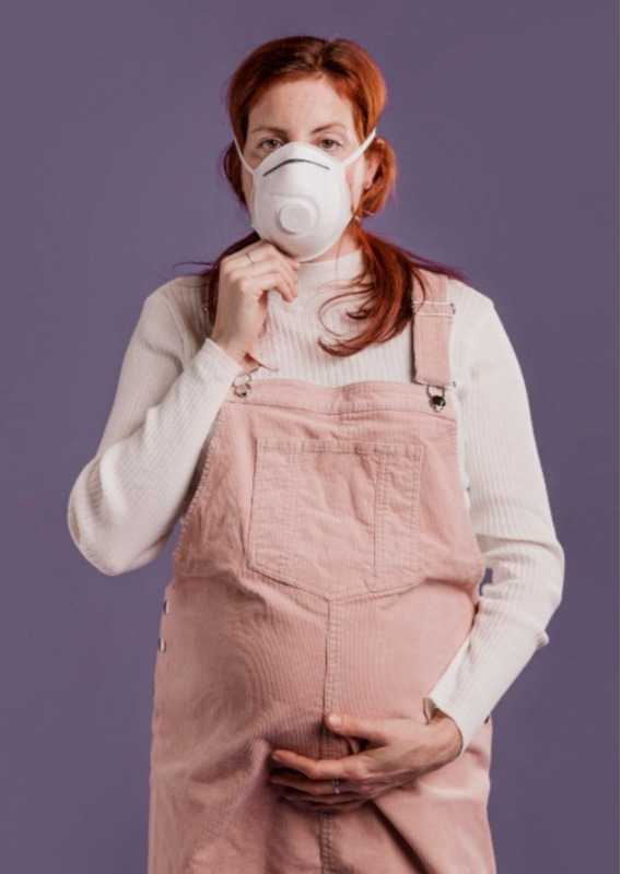 Imagem ilustrativa de mulher grávida usando máscara de proteção (Freepik)