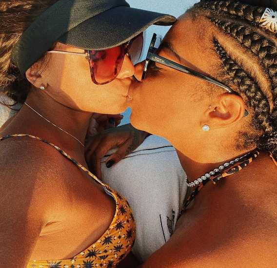 Brunna Gonçalves e Ludmilla se beijando