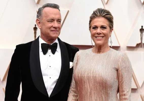 Tom Hanks e Rita Wilson posam para foto durante evento (Reprodução)