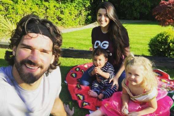 Alisson Becker posa para foto com a família (Reprodução/Instagram)