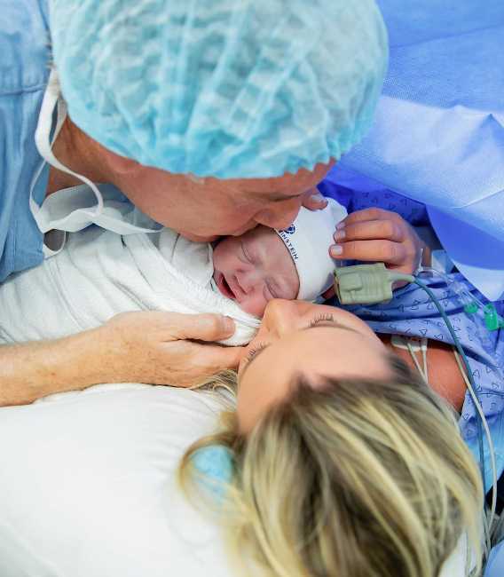 Roberto Justus e Ana Paula Siebert após dar à luz Vicky