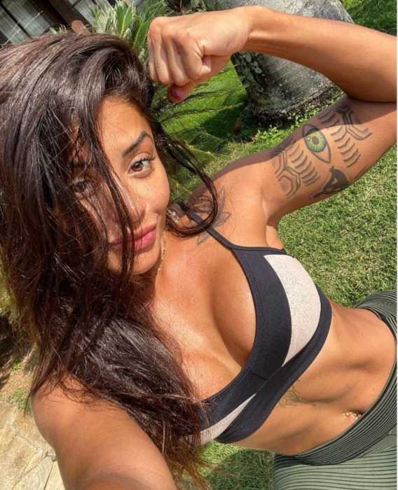 Aline Riscado posa para foto após praticar exercícios físicos (Reprodução/Instagram)