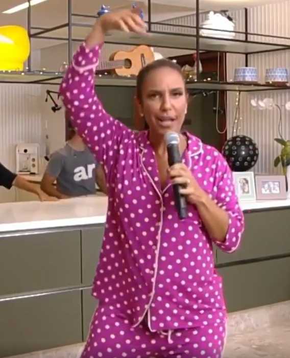 Ivete Sangalo com pijama cor de rosa com bolinhas brancas