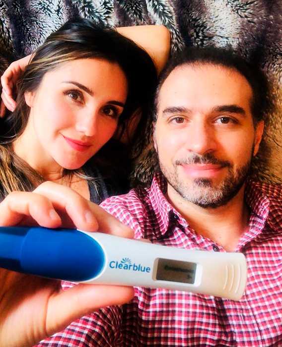 Dulce Maria do lado do marido com o teste de gravidez. Foto: Instagram/Dulce Maria