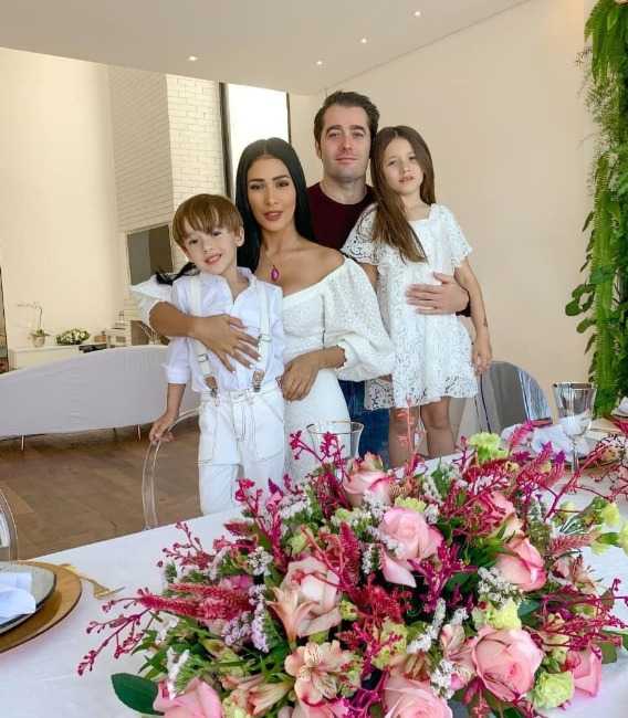 Simaria, da dupla com Simone, posa para foto ao lado do marido e dos filhos (Reprodução/Instagram)