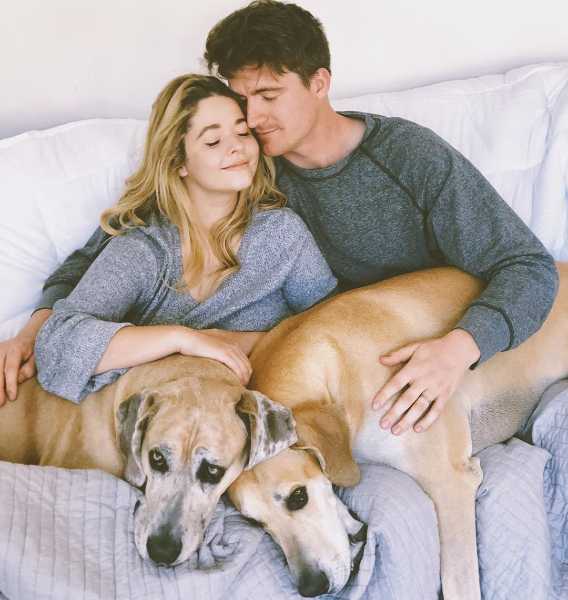 Sasha Pieterse, o marido Hudson Sheaffer e os cachorros