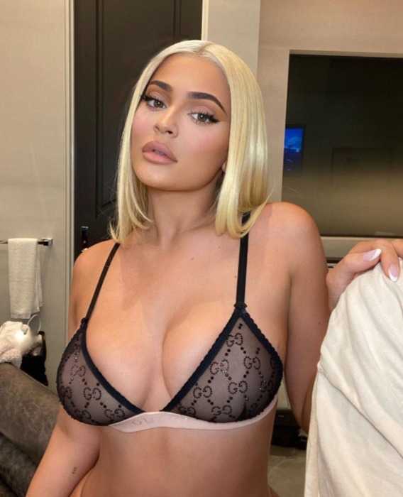 Kylie Jenner posa para foto com lingerie avaliada em mais de R$ 6 mil (Reprodução/Instagram)