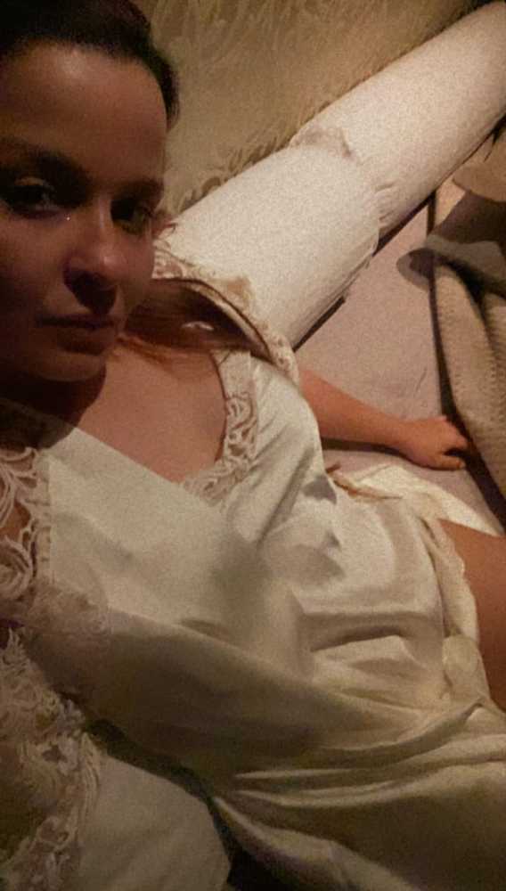 Maiara posa de camisola branca na cama