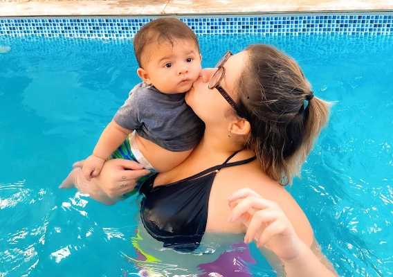 Marília Mendonça e o o filho Leo na piscina