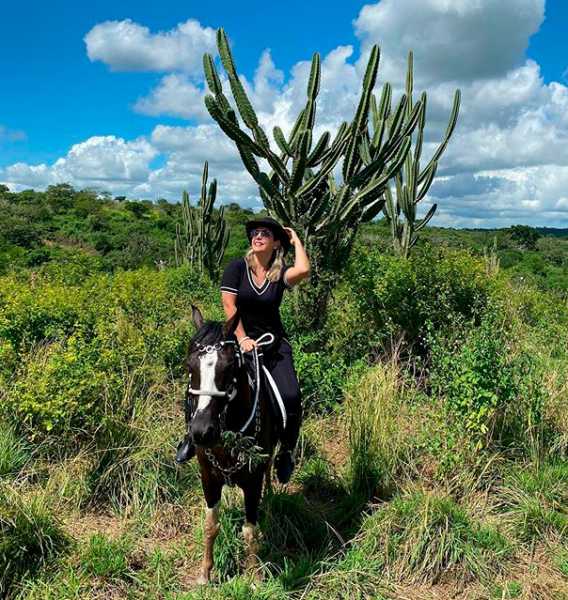 Carla Perez a cavalo