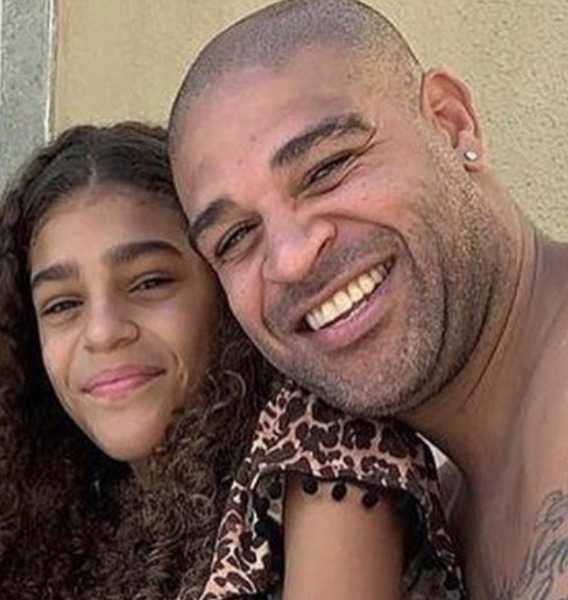 Adriano imperador posa para foto ao lado da filha, Sophia (Reprodução/Instagram)