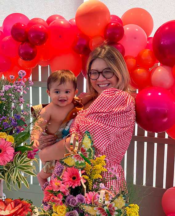 Foto: Marília Mendonça, com o filho Leo no colo, comemorando seu aniversário. Crédito: Reprodução/Instagram