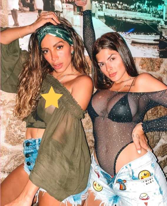 Anitta e Laryssa Bottino posam para foto (Reprodução/Instagram)