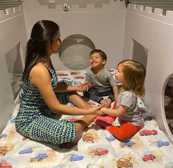 Thais Fersoza brincando com os filhos Melinda e Teodoro