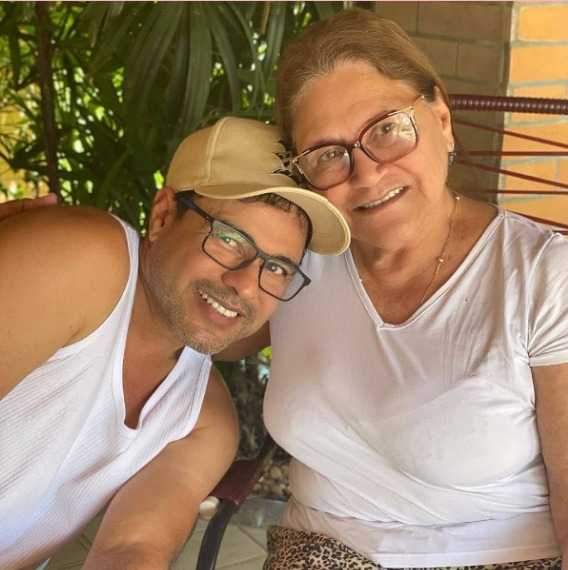 Zezé Di Camargo e dona Helena sorriem enquanto posam para foto (Reprodução/Instagram)