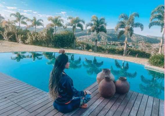 Mayra Cardi reflete em frente a piscina (Reprodução/Instagram)