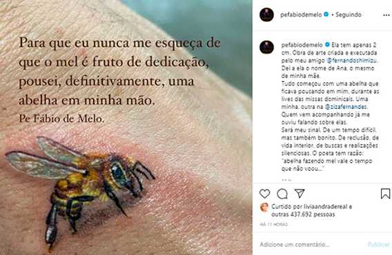 Foto: Padre Fábio de Melo mostrando sua tatuagem de abelha. Crédito: Reprodução/Instagram.