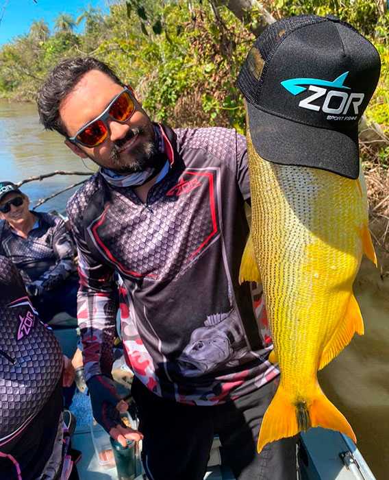 Foto: Fernando segurando um peixe. Crédito: Reprodução/Instagram.