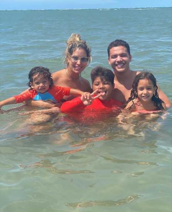 Wesley Safadão e a família curtem banho de mar (Reprodução/Instagram)