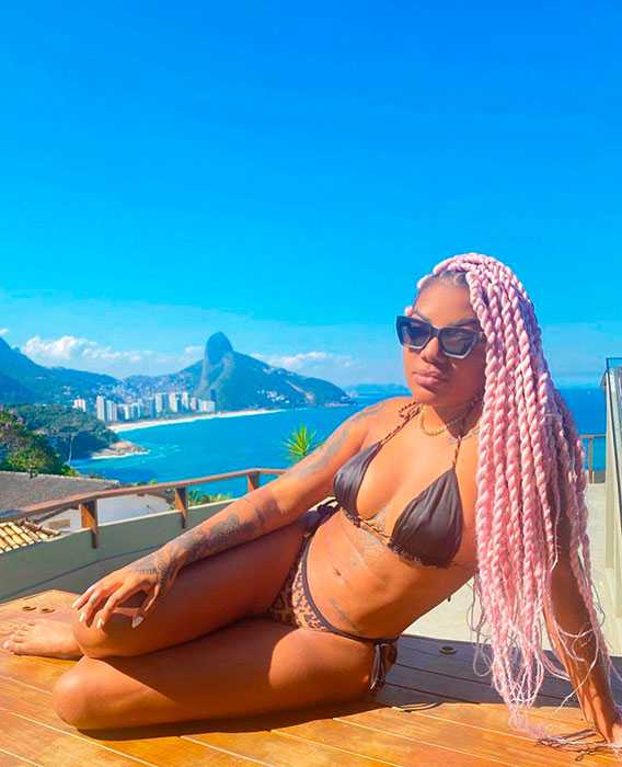  Foto: Ludmilla tomando sol no Rio de Janeiro. Crédito: Reprodução/Instagram.