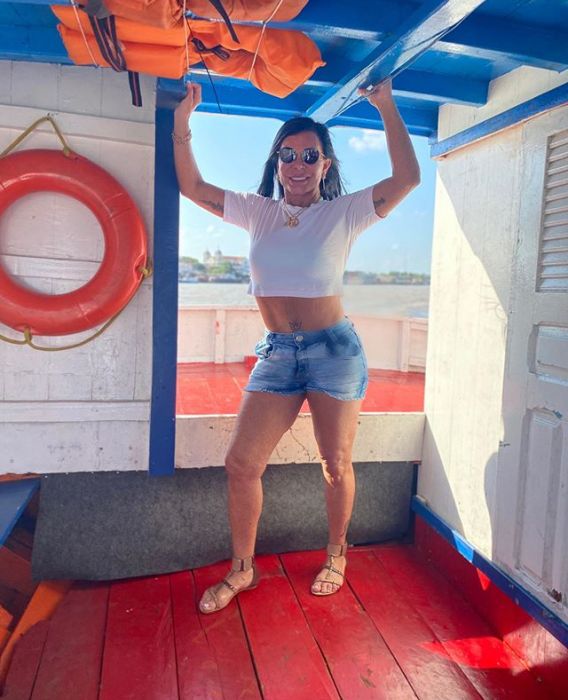 Gretchen Posa Em Barco Deixa Barriga à Mostra E Arranca Elogios Pelo Corpaço Sbt