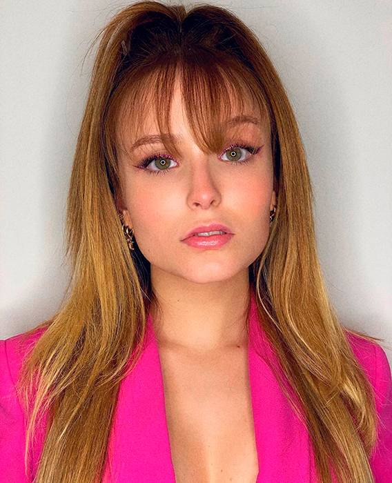 Foto: Larissa Manoela posando pra foto com blazer pink. Crédito: Reprodução/Instagram.