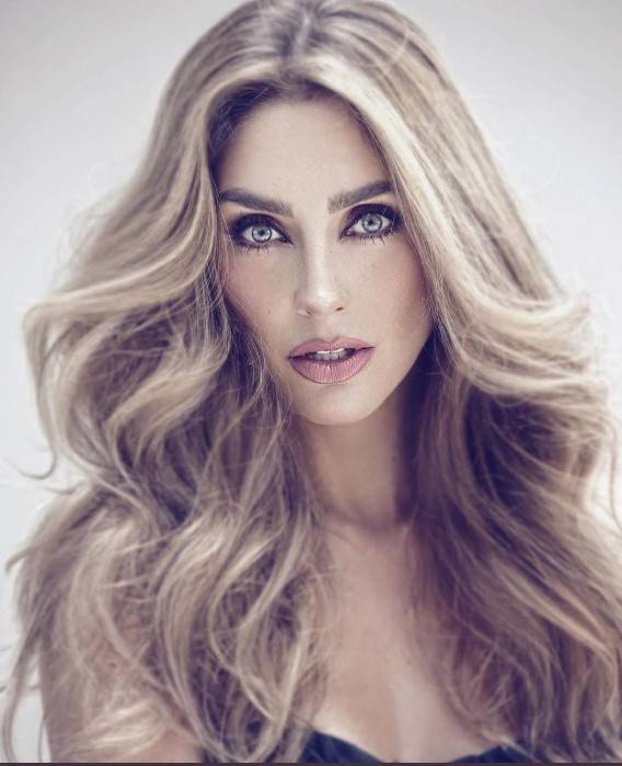 Anahi surge deslumbrante