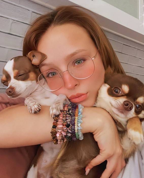 Larissa Manoela encanta web em foto com cachorrinhos (Reprodução/Instagram)