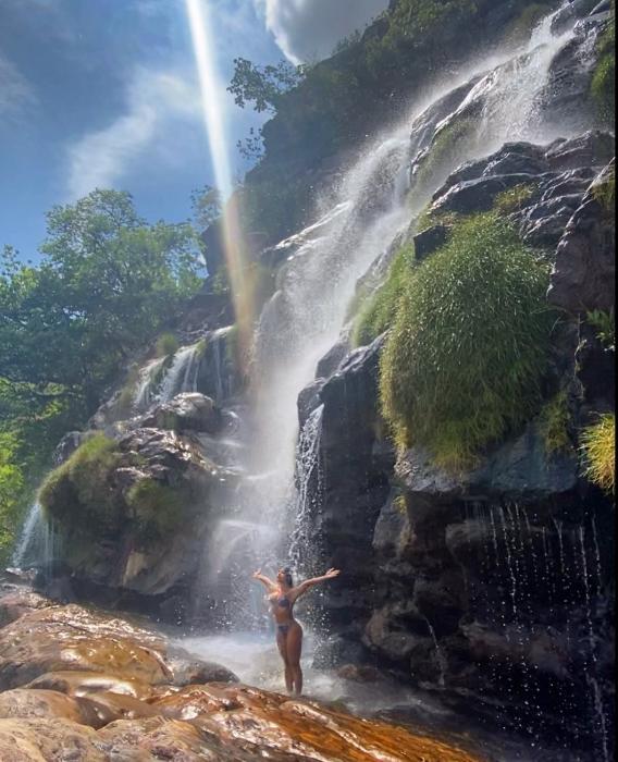 Aline  Riscado aparece curtindo cachoeira em foto e recebe chuva de elogios (Reprodução/Instagram)