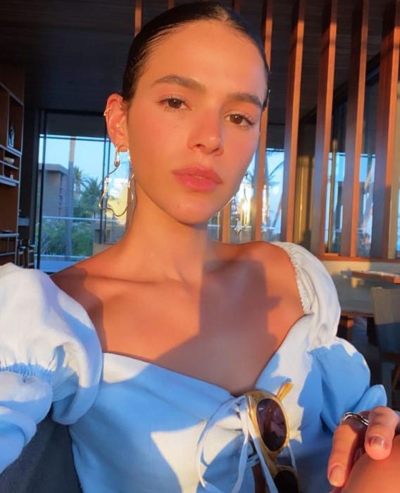 Bruna Marquezine posa para foto (Reprodução/Instagram)