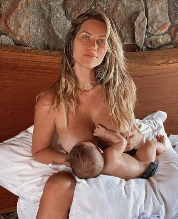 Giovanna Ewbank amamentando o filho Zyan, de 3 meses