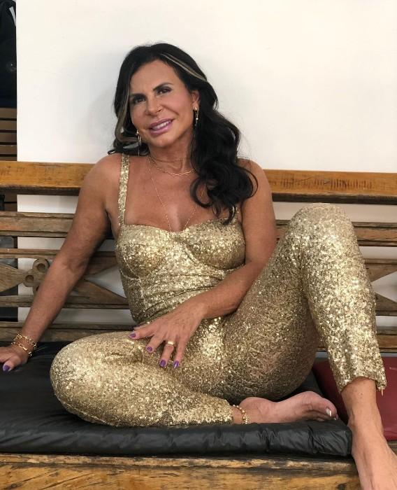 Gretchen usando look dourado