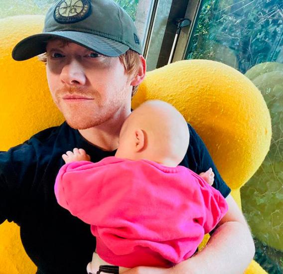 Rupert Grint com a filha no colo