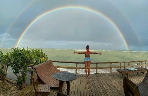 Aline Riscado posa para foto em meio à natureza (Reprodução/Instagram)