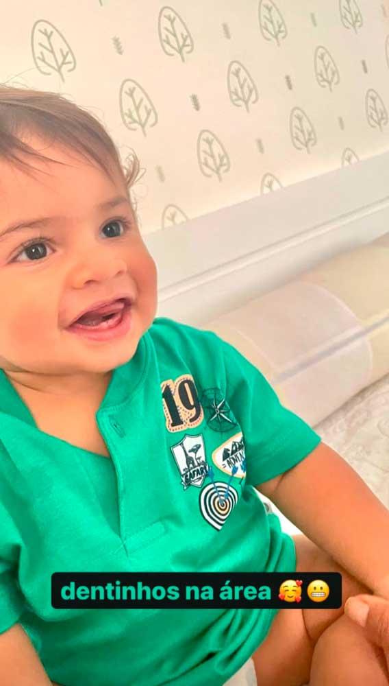 Léo sorrindo