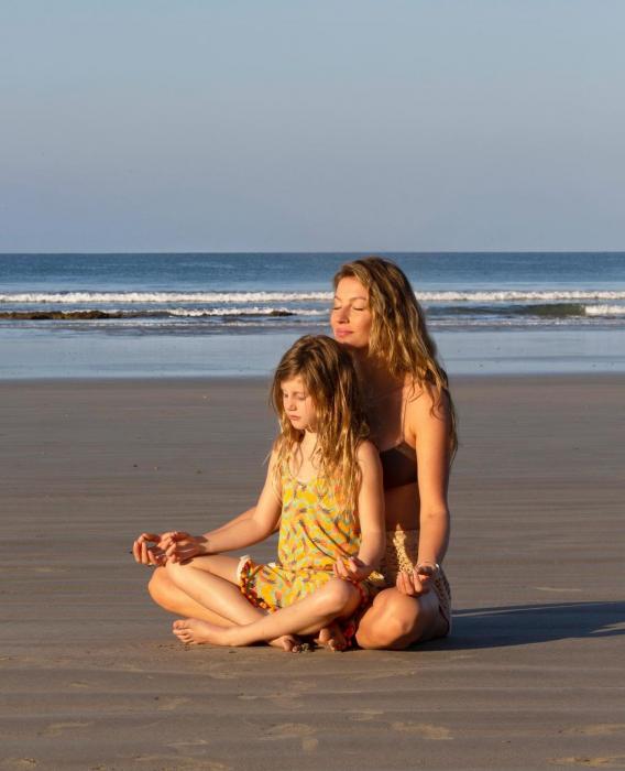 Gisele Bündchen e filha aparecem meditando em praia e recebem chuva de elogios (Reprodução/Instagram)