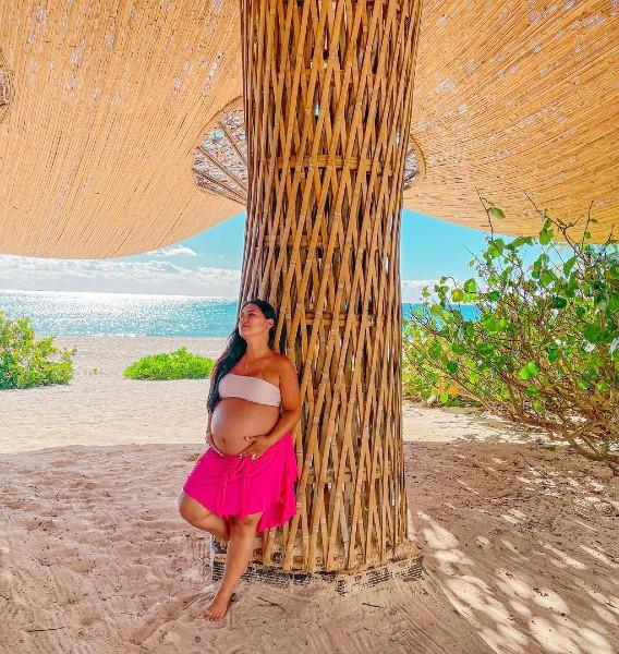 Simone mostra barrigão em foto tirada na praia