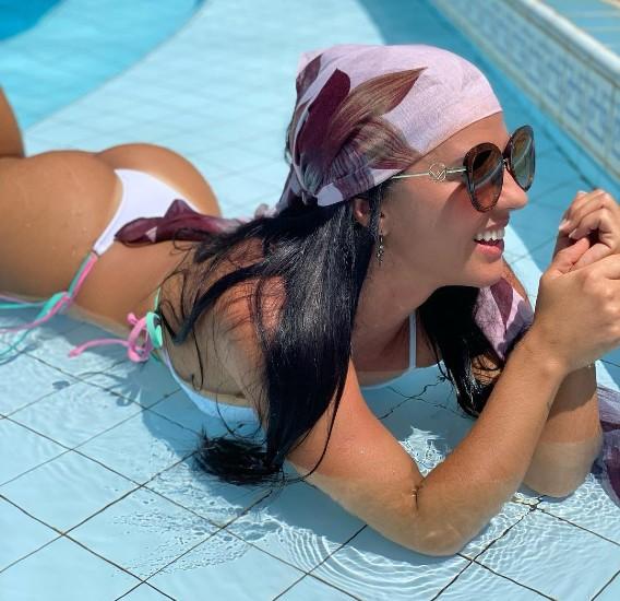 Graciele Lacerda posa de biquíni branco na piscina