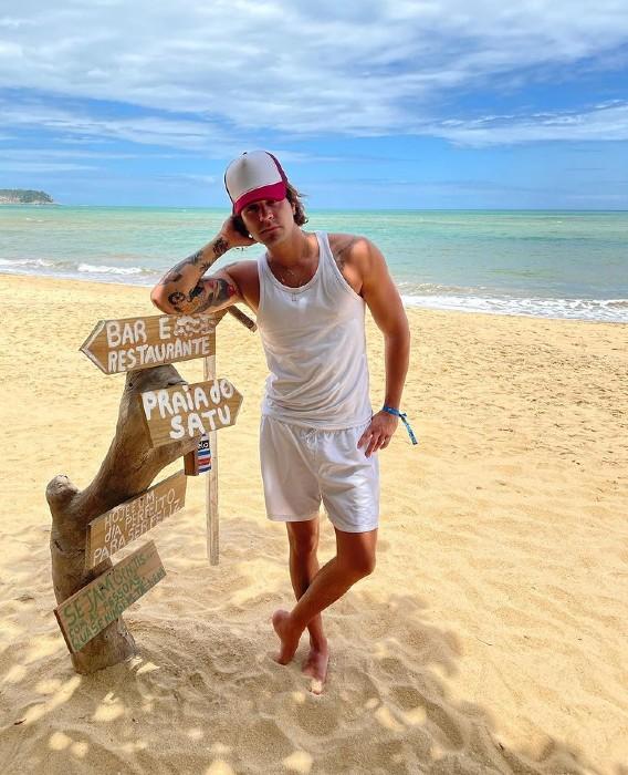 Luan Santana posa descolado em praia na Bahia