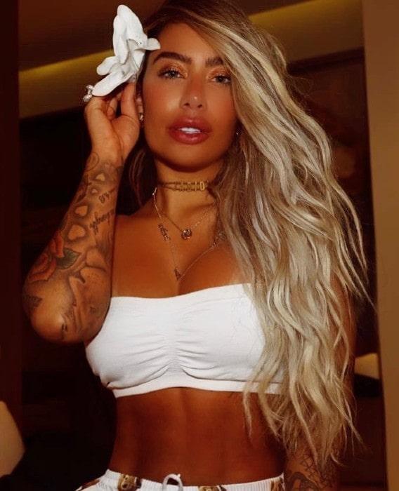 Rafaella Santos posa usando top branco