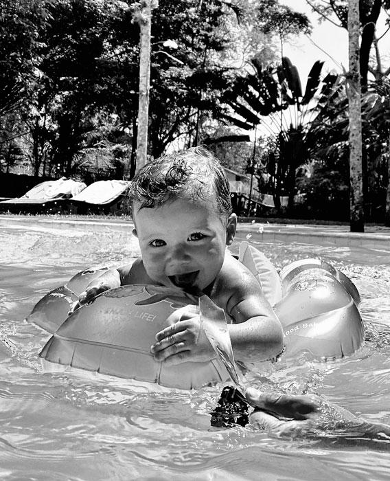 Gagliasso posa na piscina com Zyan, que faz careta: 'Veio dar oi