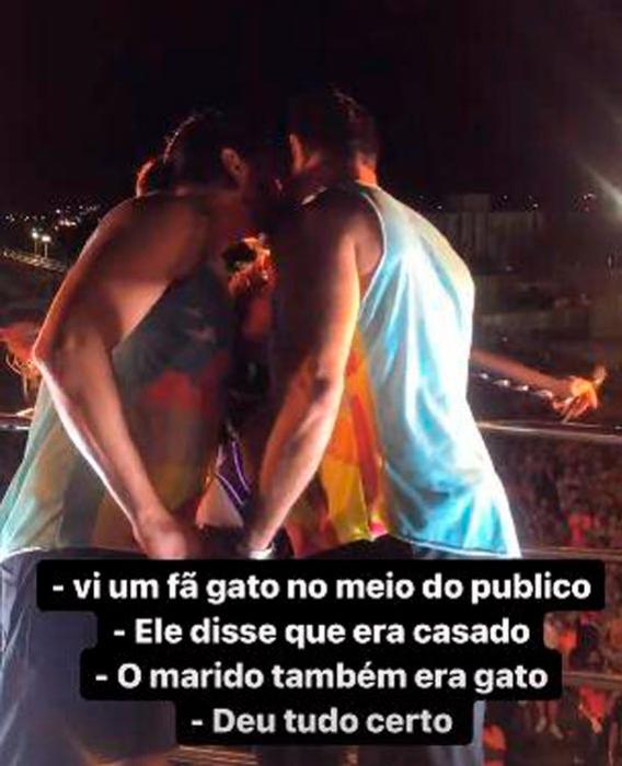 anitta beijo triplo