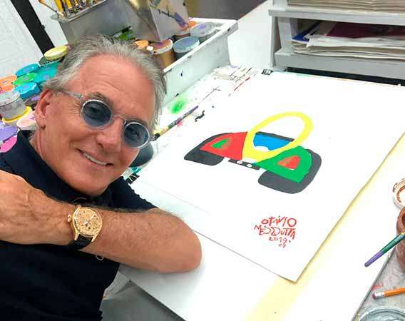 Otávio Mesquita pinta quadro no ateliê do artista plástico Romero Britto