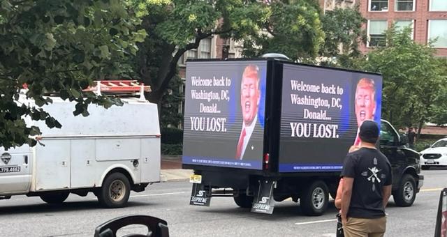 Caminhão de protesto contra a presença de Donald Trump em Washington DC