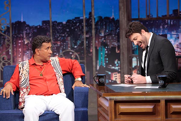 Danilo Gentili cai no riso com Maurício Manfrini no The Noite
