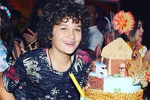 Guilherme Seta comemora 15 anos com festa havaiana
