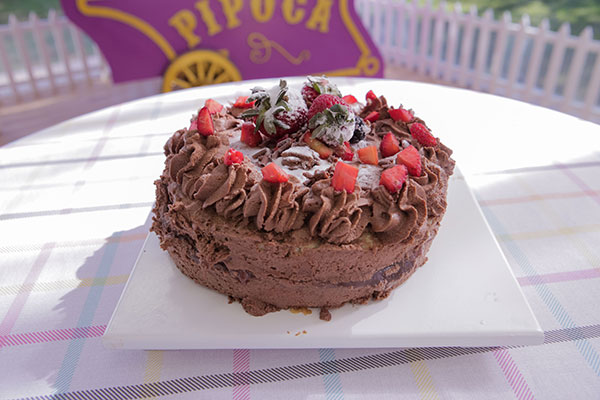 Pão de ló recheado com brigadeiro e morangos do Arthur