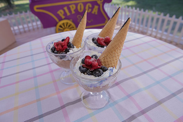 Bolo branco com mousse de chocolate frutas vermelhas da Bella
